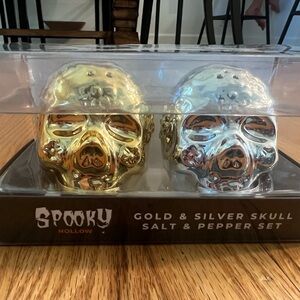 - Salt and Pepper skulls shakers Halloween theme
